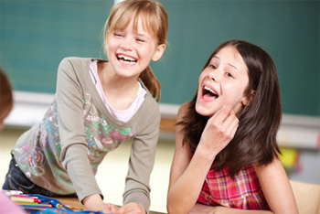 Lachende Kinder am Internationalen Kindertag.