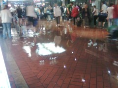 Der Boden des Hamburger Hauptbahnhofs ist mit Wasser überflutet.