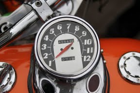 Drehzahlmesser einer klassischen Harley Davidson Maschine 