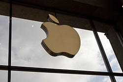 Anstehen für das neue iPhone 5S und iPhone 5C am Apple Store Hamburg