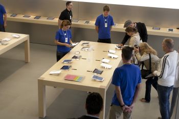 Neuste Apple-Produkte im Apple Store am Jungfernstieg