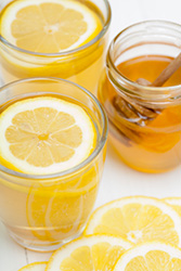 Tee, Zitrone und Honig gegen Erkältungen