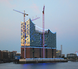 Die Bauarbeiten an der Elbphilharmonie verlängern sich bis ins Jahr 2015.