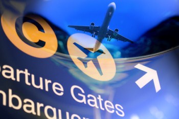 Flugverbot: Flughafen Hamburg wegen Aschenwolke gesperrt.