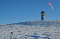 Kiter haben nicht nur die Küsten, sondern inzwischen auch die Skigebiete erobert. 