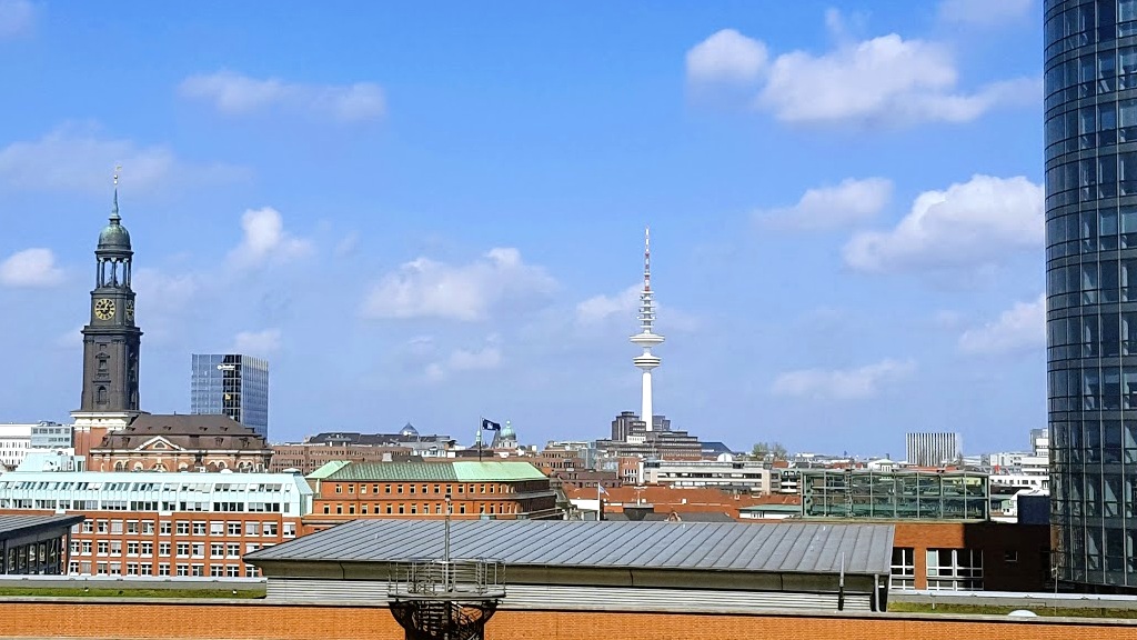 Blick von der Elbphilharmonie auf die Hamburger Innenstadt