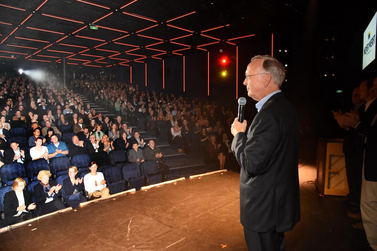Bernard Meyer in seiner Begrüßungsrede im großen Theater: „Sie alle haben Großartiges geleistet!“