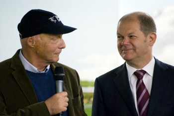 Niki Lauda und Olaf Scholz sind bei der Eröffnung des Miniatur Wunderlands dabei.